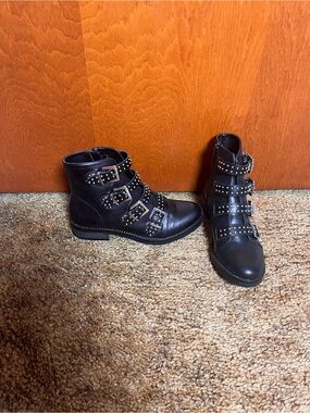 Steve Madden Studded Strap Ankle Boots in Black. Women’s size 6.5.